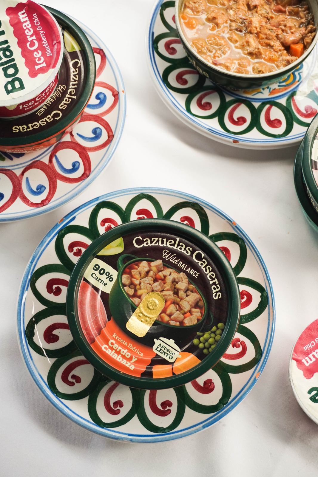 Cazuelas caseras y helados de Wild Balance servidos en platos de cerámica